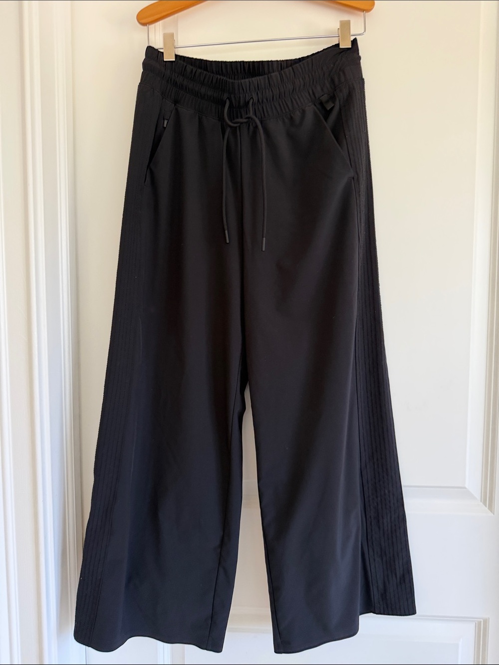 Athleta Avenue Wide Leg Crop pant. Black Wide-Leg Crop Pant with Drawstring 2